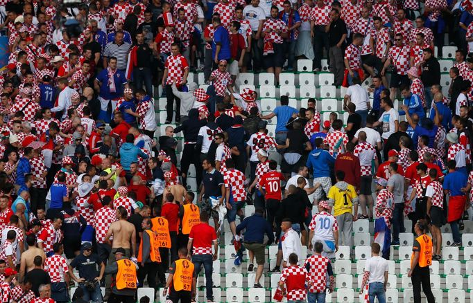 Euro 2016,Česko-Chorvatsko: výtržnosti chorvatský fanoušků