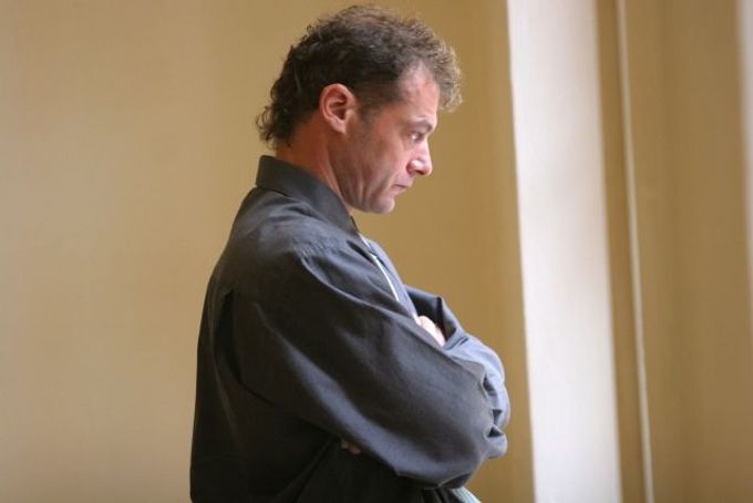 Otec dětí Radek Coufal v budově soudu.