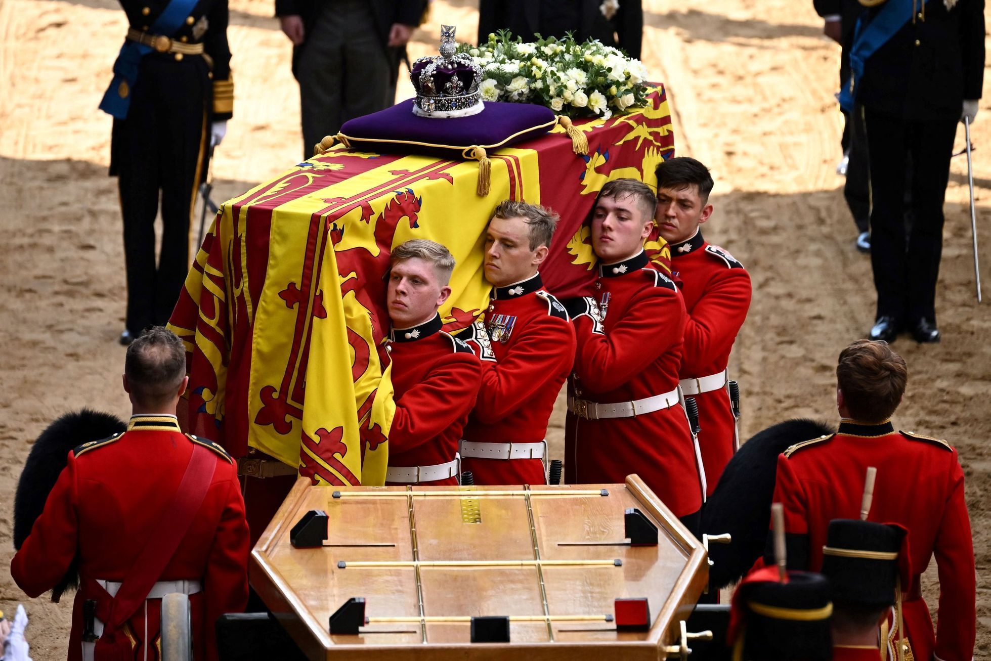 královna alžběta II fronta rakev pohřeb westminister hall