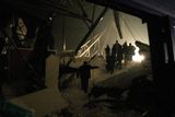 Záchranáři hledají lidi pod troskami střechy, která se zřítila 28. ledna odpoledne ve výstavním areálu v Katowicích