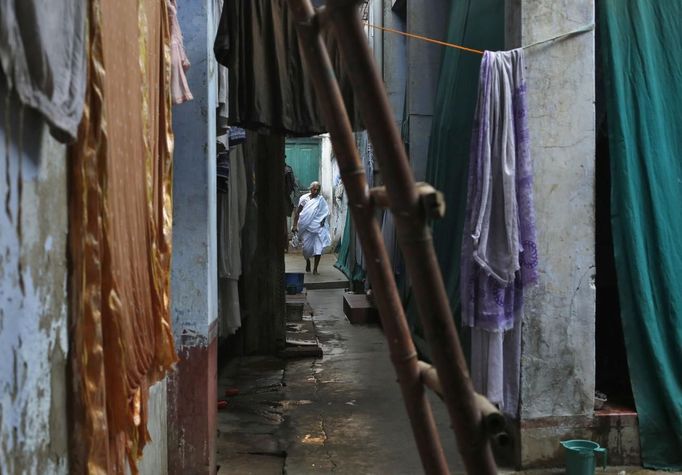 A widow walks inside the compound of the Meera Sahavagini ashram in the pilgrimage town of Vrindavan in the northern Indian state of Uttar Pradesh March 6, 2013. Hundreds of widows who have been abandoned by their families live in the shelter, or ashram, run by the NGO Sulabh International. In India, when a man dies, traditionally his widow is expected to renounce all earthly pleasures, such as wearing colourful clothes or looking attractive, and she can face severe social discrimination. Sulabh International works to provide abandoned widows with education, healthcare and vocational skills. Issues surrounding the treatment of women are receiving special attention on March 8, which marks International Women's Day. Picture taken March 6, 2013. REUTERS/Adnan Abidi (INDIA - Tags: SOCIETY RELIGION EDUCATION) ATTENTION EDITORS: PICTURE 7 OF 24 FOR PACKAGE 'THE CITY OF WIDOWS'. SEARCH 'WIDOWS ABIDI' FOR ALL IMAGES Published: Bře. 8, 2013, 7:03 dop.