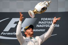Hamilton vyhrál v Maďarsku a připravil Rosberga o vedení v šampionátu
