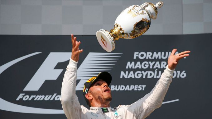 Lewis Hamilton. slaví triumf v GP Maďarska.