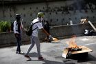 Venezuelci proti Madurovi. V zemi začala dvoudenní generální stávka, lidé staví barikády