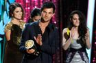 Herec Taylor Lautner přebírá ocenění za film roku