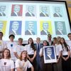 Prezident Petr Pavel odhalil svou oficiální známku a prezidentský portrét na Smíchovské střední průmyslové škole a gymnáziu