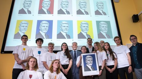 Spolutvůrci známek s prezidentem: Opravdu si nepřál, aby jeho hlava někde visela