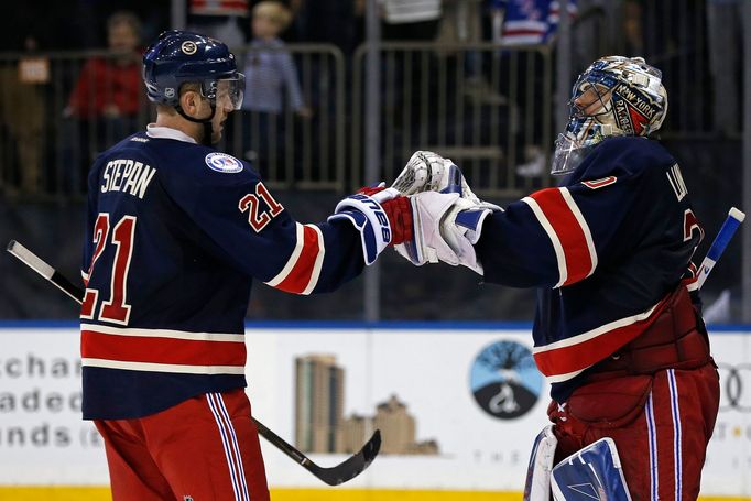 Henrik Lundqvist a Derek Stepan