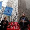 Demonstanti, kteří protestují proti ropovodu Dakota Access, před Mizuho Bank v New Yorku.