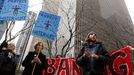 Demonstanti, kteří protestují proti ropovodu Dakota Access, před Mizuho Bank v New Yorku.