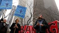 Nezabránily tomu ani protesty proti stavbě. Před týdnem se například v americkém New Yorku sešli demonstranti před budovou Mizuho Bank.