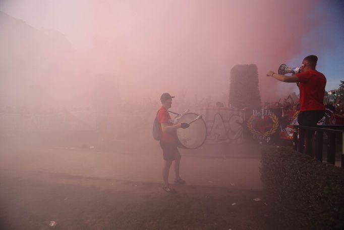 Pochod fanoušků Slavie na derby