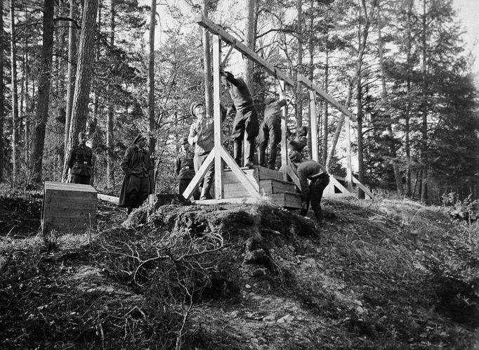 Fotografie z období osvobození koncentračního tábora Buchenvald. Duben 1945.