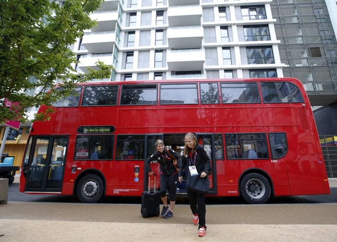 Members of the Canadian women's soccer team arrive at the Athletes' Village at the Olympic Park in London July 18, 2012. REUTERS/Jae C. Hong/Pool (BRITAIN - Tags: SPORT OLYMPICS SOCCER) Published: Čec. 18, 2012, 8:56 odp.