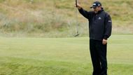 Argentinec Angel Cabrera a výměr úderu během British Open.