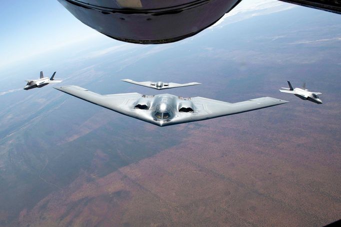 Northrop B-2 Spirit je strategický bombardér s technologií stealth, navržený pro dlouhý dolet a schopnost nést jaderné i konvenční zbraně. Poprvé vzlétl v roce 1989.