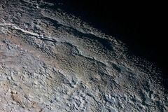 V srdci Pluta se možná skrývá oceán. Podle vědců obsahuje tolik vody jako všechna moře na Zemi
