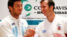 Tenisté Juan Mónaco (vlevo) a Radek Štěpánek během oficiálního losování semifinálových utkání Davis Cupu 2012.