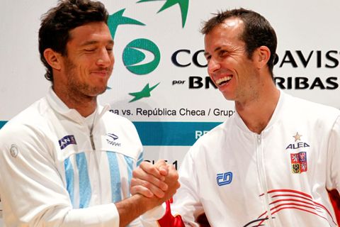 Tenisté Juan Mónaco (vlevo) a Radek Štěpánek během oficiálního losování semifinálových utkání Davis Cupu 2012.