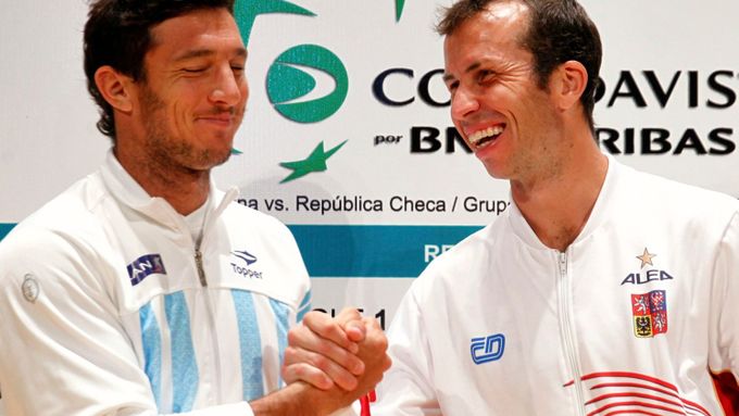 Juan Mónaco (vlevo) a Radek Štěpánek se utkají v semifinále Davis Cupu v úvodní páteční dvouhře.
