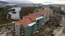 A general view shows the construction site of the Olympic athletes village in front of the Olympic Park with the Olympic stadium for the Sochi 2014 Winter Olympics in Adler, near Sochi February 18, 2013. Although many complexes and venues in the Black Sea resort of Sochi mostly resemble building sites that are still under construction, there is nothing to suggest any concern over readiness. Construction will be completed by August 2013 according to organizers. The Sochi 2014 Winter Olympics opens on February 7, 2014. REUTERS/Kai Pfaffenbach (RUSSIA - Tags: BUSINESS CONSTRUCTION ENVIRONMENT SPORT OLYMPICS) Published: Úno. 18, 2013, 6:37 odp.