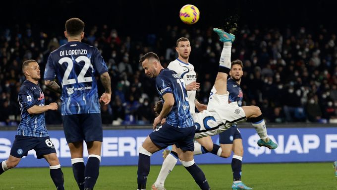 Nůžky Nicola Barelly z Interu Milán v ligovém zápase v Neapoli