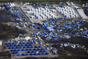 Džungle v Calais na leteckých záběrech. V táboře jsou první obytné buňky