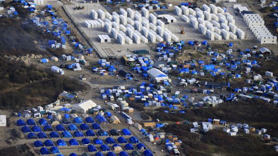 Džungle v Calais na leteckých záběrech. V táboře jsou první obytné buňky