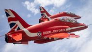 Devět červených letounů Hawk Red Arrows a sedm strojů MB-339PAN Frecce Tricolori vytvořilo nad Quirinalským palácem, v němž královský pár přivítal prezident Sergio Mattarella s dcerou Laurou, efektní barevnou show.