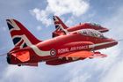 Devět červených letounů Hawk Red Arrows a sedm strojů MB-339PAN Frecce Tricolori vytvořilo nad Quirinalským palácem, v němž královský pár přivítal prezident Sergio Mattarella s dcerou Laurou, efektní barevnou show.