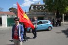 Před čínským velvyslanectvím v Praze vlaje rudá vlajka. Vlajka komunistického Vietnamu.