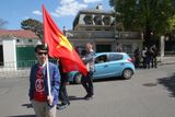 Před čínským velvyslanectvím v Praze vlaje rudá vlajka. Vlajka komunistického Vietnamu.