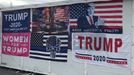 Nejrůznější vlajky s propagací Trumpa. Například s prezidentem na tanku.