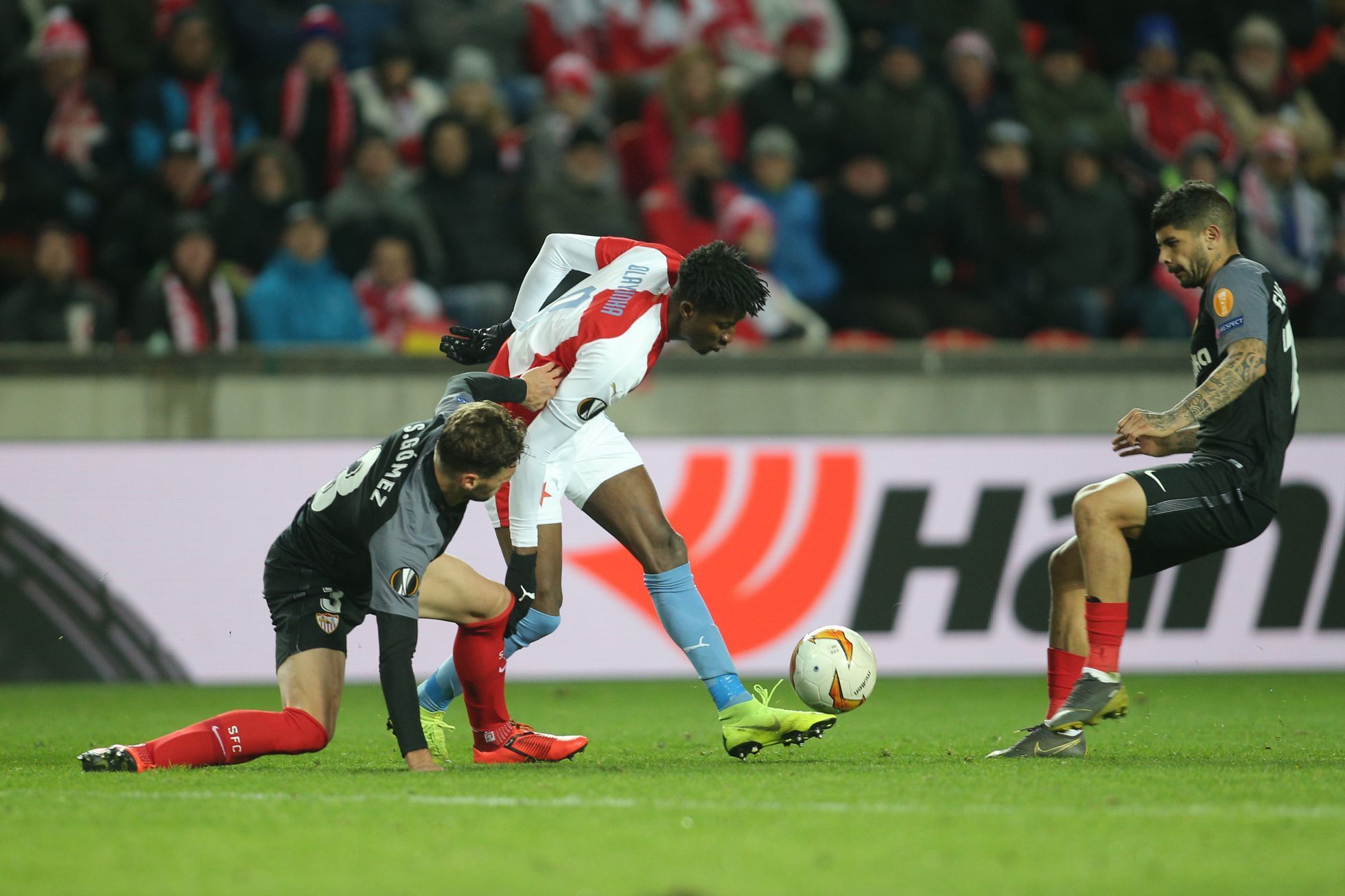 Peter Olayinka v odvetě osmifinále Evropské ligy Slavia Praha - FC Sevilla