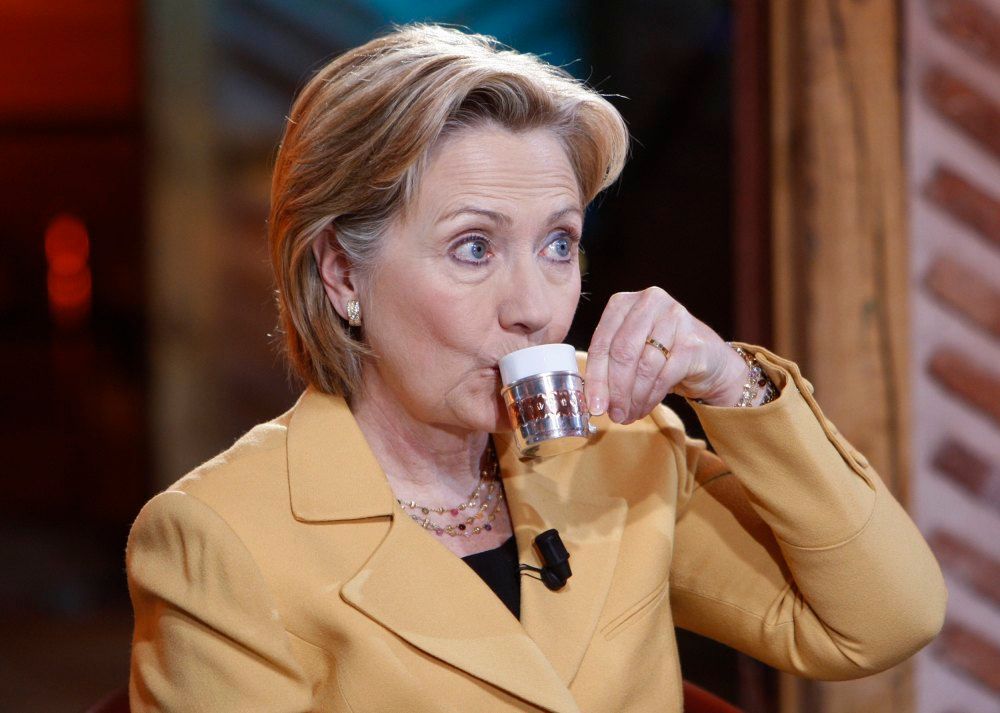 Hillary Clintonová pije tureckou kávu