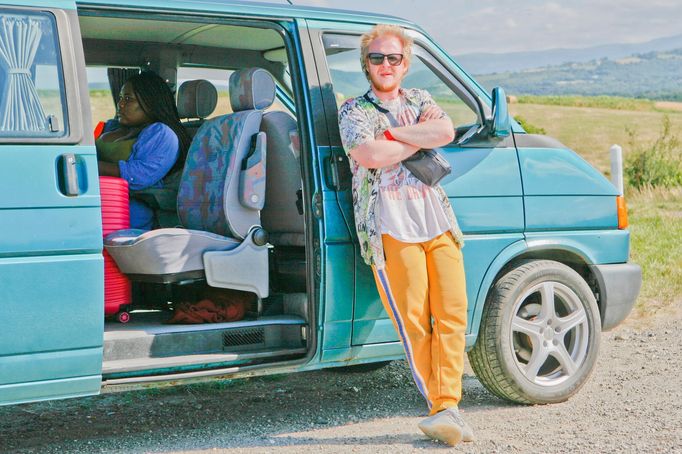 Séphora Pondi a Štěpán Kozub jako Štětka.