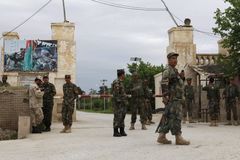 Tálibán útočil v přestrojení. Při útoku na armádní základnu zabil 140 vojáků
