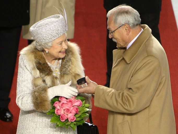 Královna a hokejový puk Slovenský prezident Gašparovič předává královně Alžbětě II. hokejový puk. Britská panovnice vyprodala popradský zimní stadión. Čtyři tisíce lidí se 24. října přišly podívat, jak Její veličenstvo vhazuje úvodní buly exhibičního zápasu mezi HK Poprad a Guildford Flames. Fotogalerie: Její Veličenstvo na hokeji .