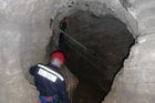 Záchranáři vyprošťovali šest hodin zraněného speleologa z jeskyně. Uvízl v hloubce 25 metrů