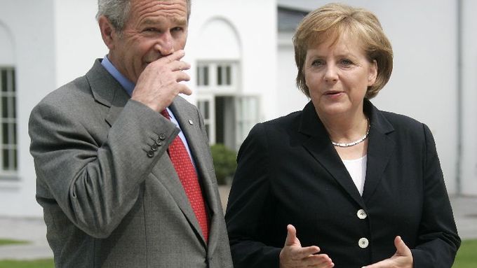 Merkelová chce přesvědčit Bushe, aby kývl na snížení emisí. Marná snaha, říkají kritici.