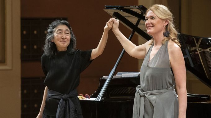 Japonská klavíristka Mitsuko Uchida (vlevo) natočila první samostatné album v roce 1973, kdy se česká mezzosopranistka Magdalena Kožená teprve narodila.