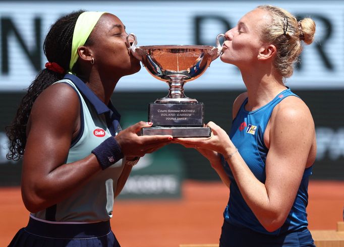 Kateřina Siniaková s Cori Gauffovou slaví triufm ve čtyřhře na French Open 2024