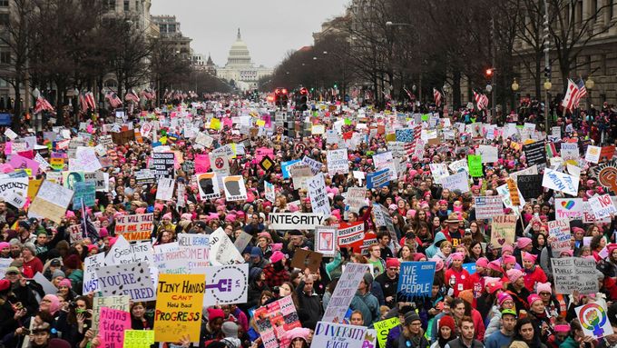 Domonstrace za práva žen se 21. ledna ve Washingtonu změnila v protest proti Trumpovi.