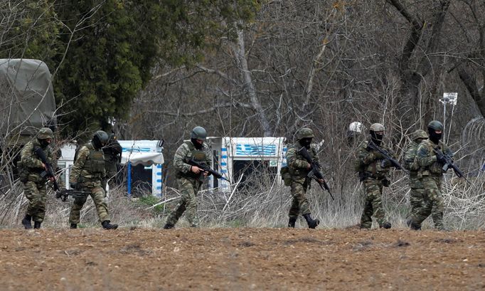 Migranti na řecko-turecké hranici.