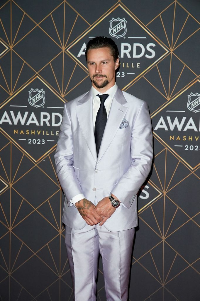 Erik Karlsson při předávání cen NHL