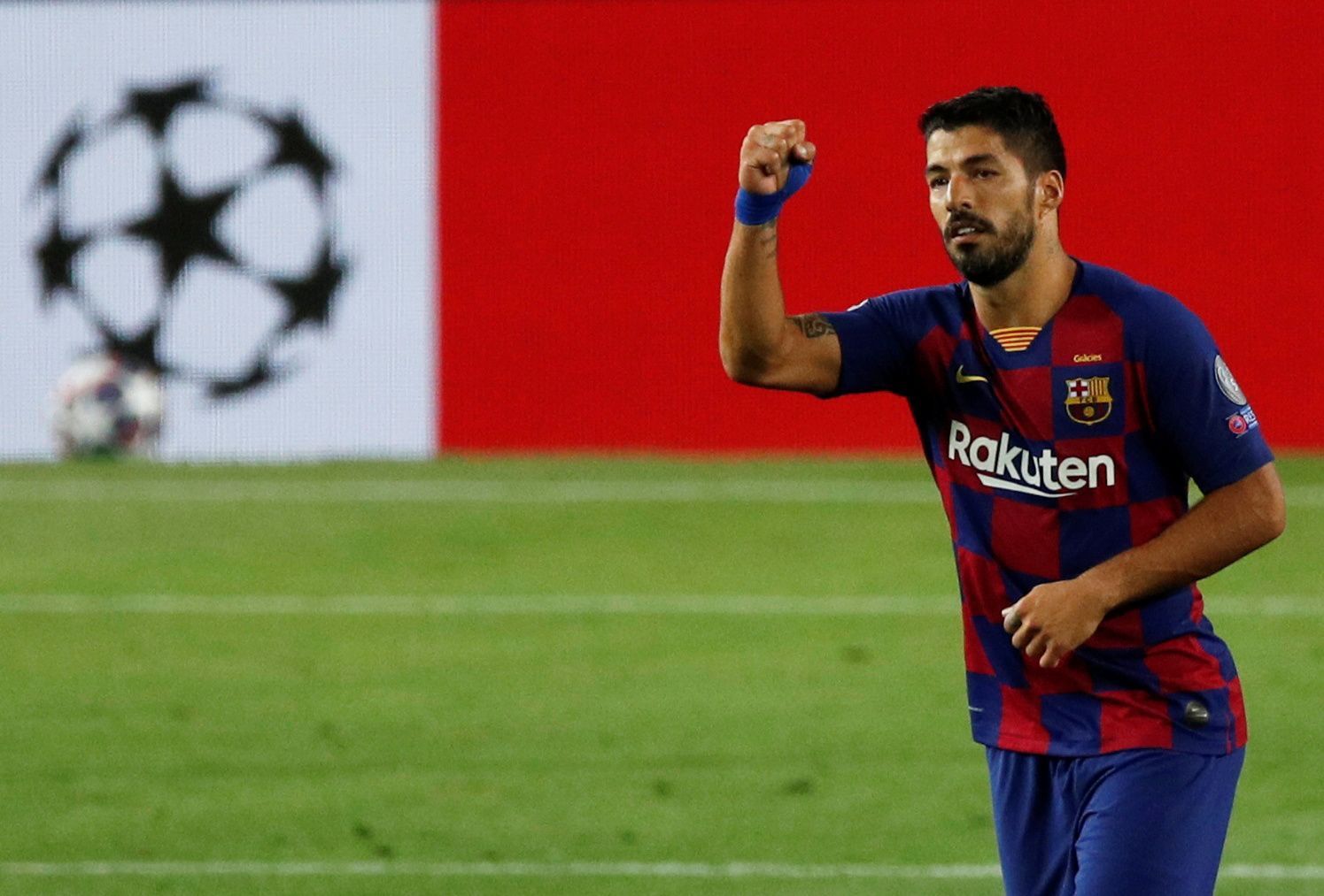 Luis Suárez slaví gól v odvetném osmifinále Ligy mistrů Barcelona - Neapol