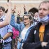 Demonstrace Milion chvilek pro demokracii - roušky, rozestupy, Andrej Babiš