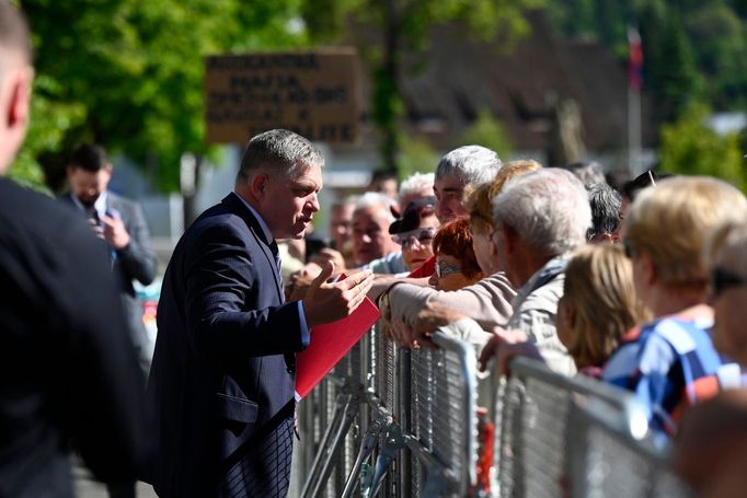 Premiér Robert Fico (Směr-SD) zdraví místní obyvatele při příjezdu na zasedání vlády v Handlové v okrese Prievidza ve středu 15. května 2024.