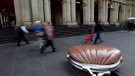 Umělecká instalace Simona Perryho nazvaná "Veřejná peněženka", v australském Melbourne.
