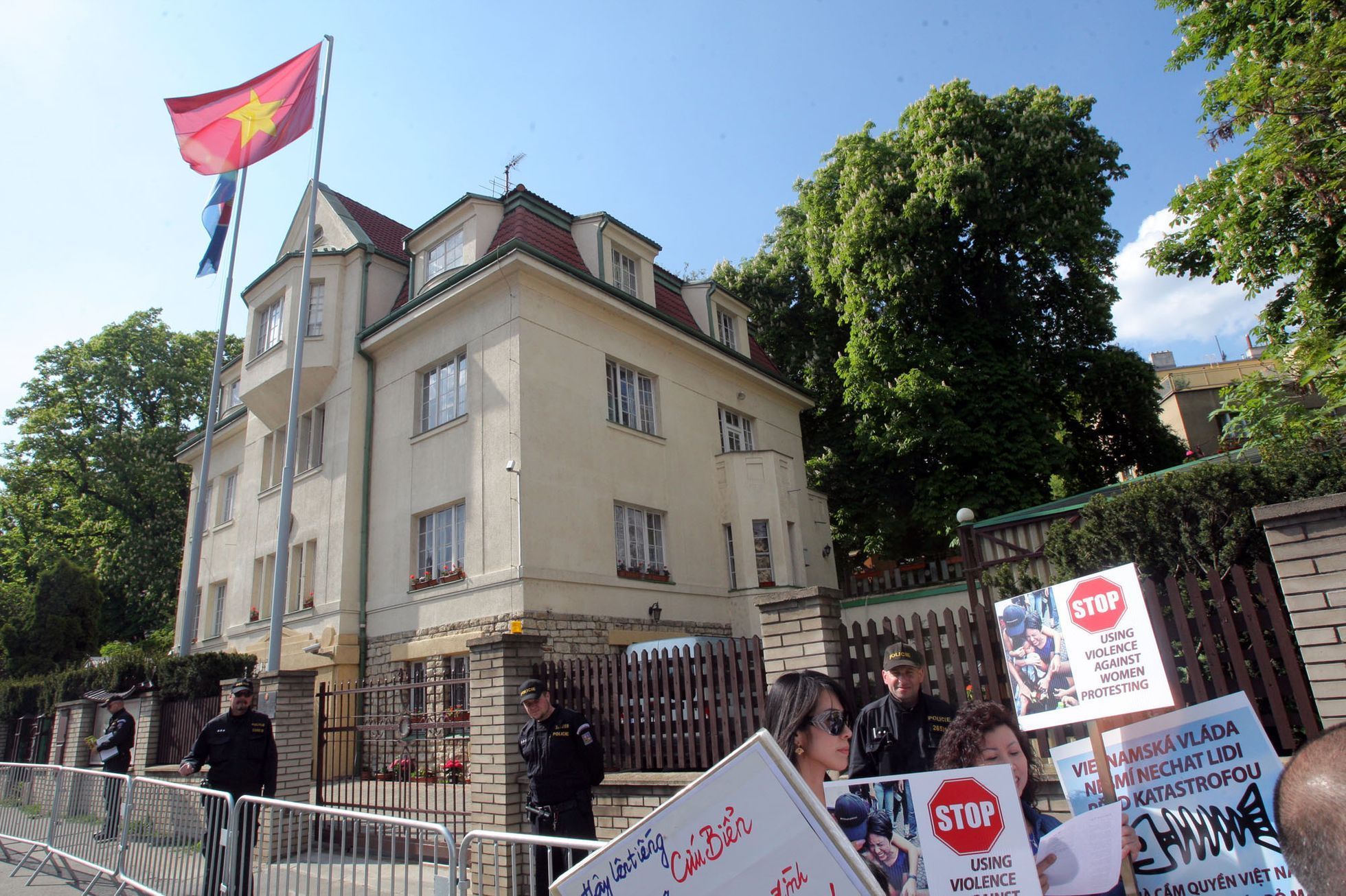 Vietnamci protestují před svou ambasádou v Praze